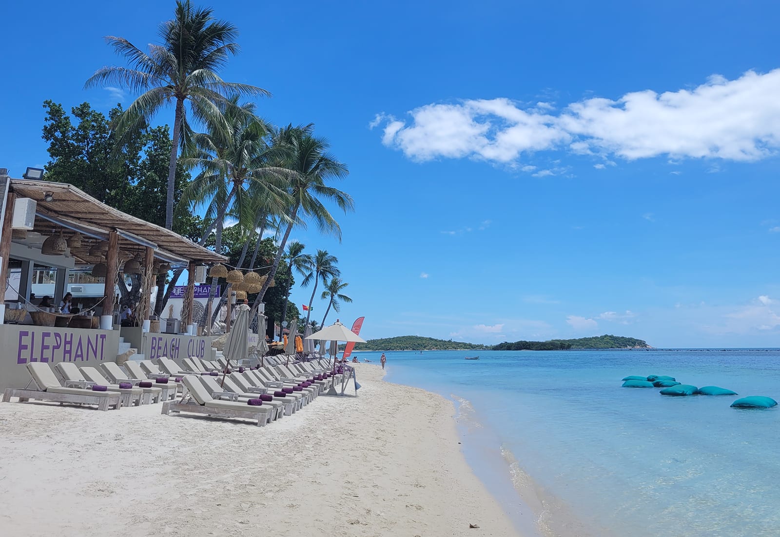 Elephant Beach Club by day: sunbeds along the white sand and turquoise sea, Chaweng Beach, Koh Samui