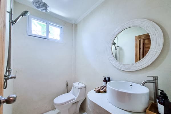Rain shower and round stone basin in the Robinson Bungalow bathroom, Koh Samui